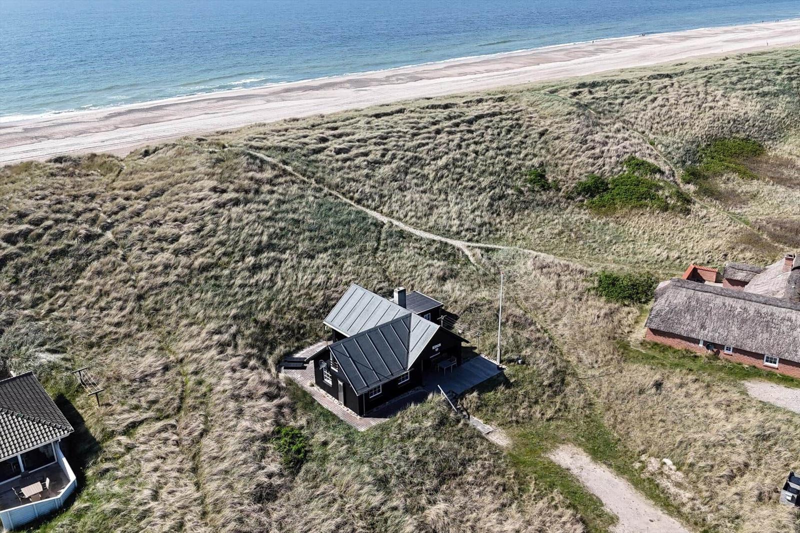 Geschossplan mit drei Parkplätzen und Treppe zur oberen Etage.