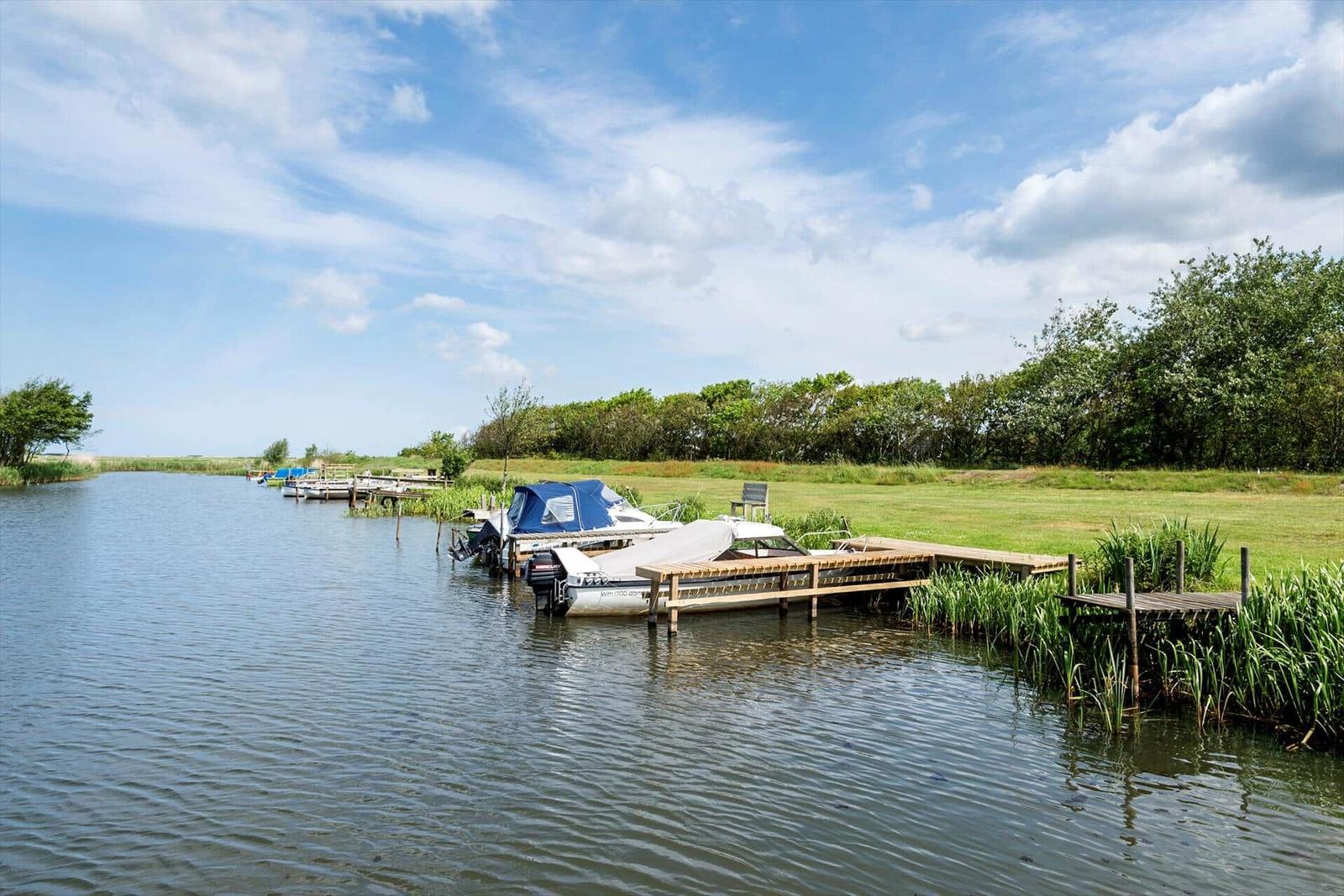 Hafen mit Booten und Restaurant am Wasser