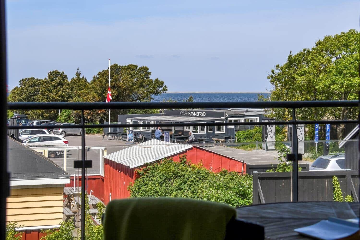 Hafen mit Booten und Restaurant am Wasser