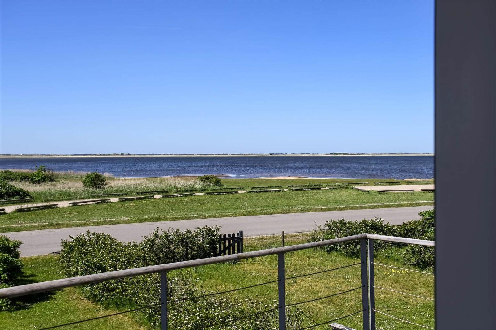 Hafen mit Krane, roten Häusern und Booten im Hintergrund.