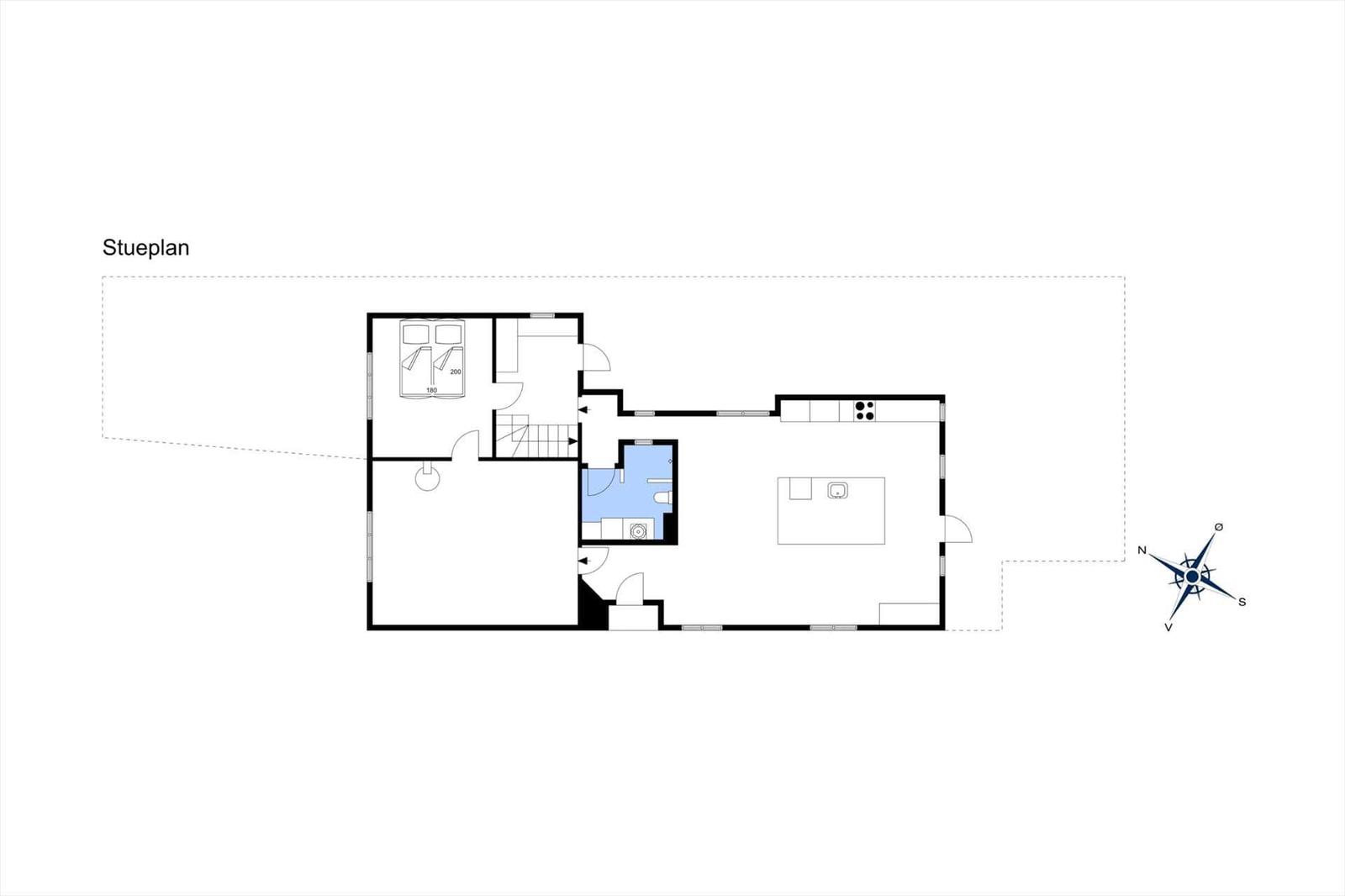 Haus mit rotem Dach und weißer Fassade hinter weißem Zaun.