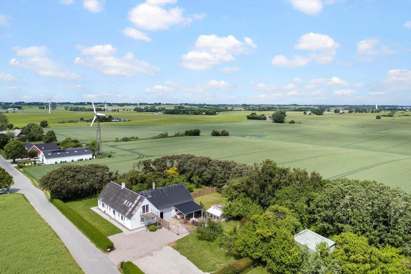 Blick vom Balkon auf Grünflächen und Meer.