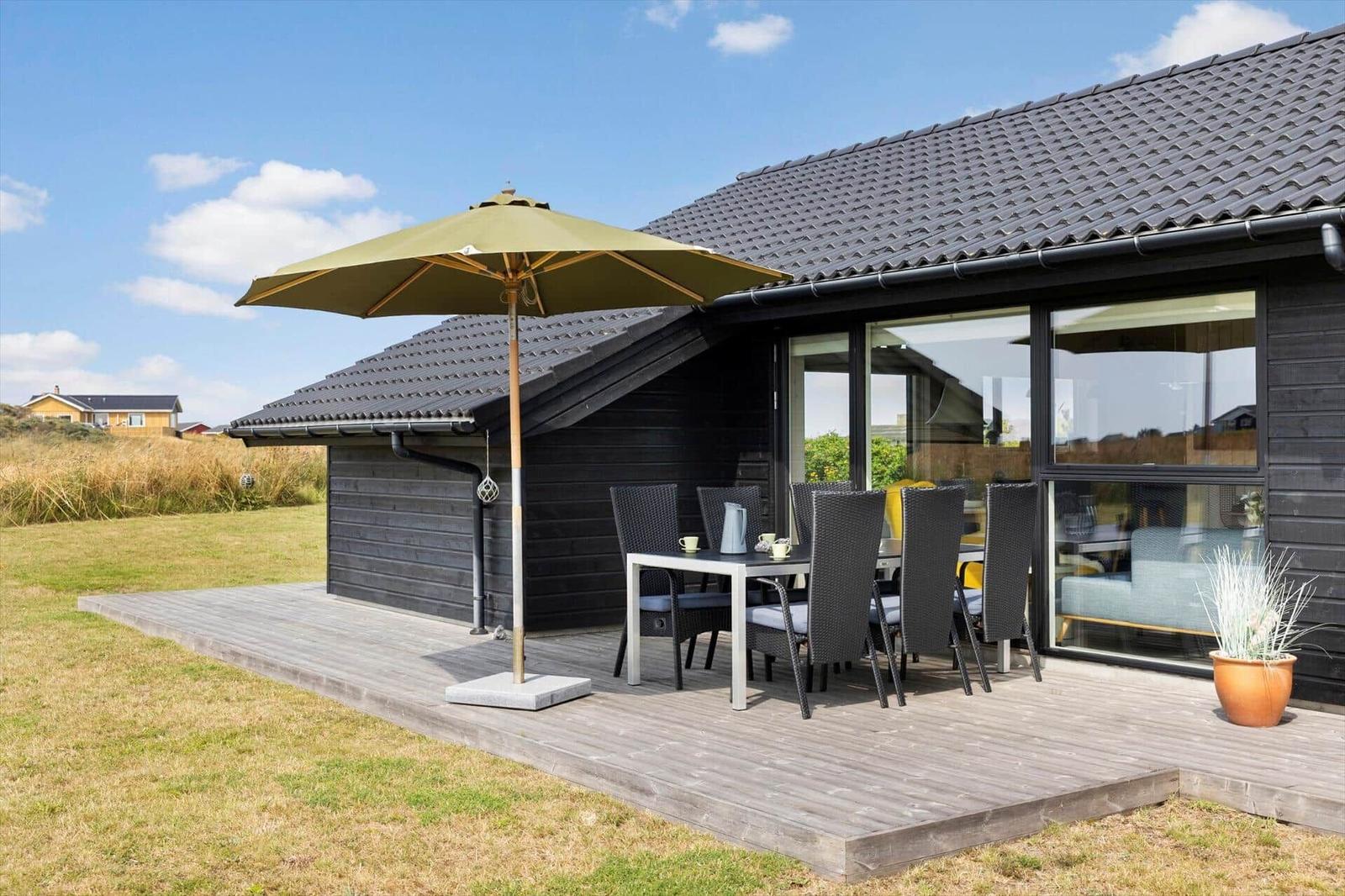Wohnung mit drei Schlafzimmern, Küche, Bad und überdachter Terrasse.