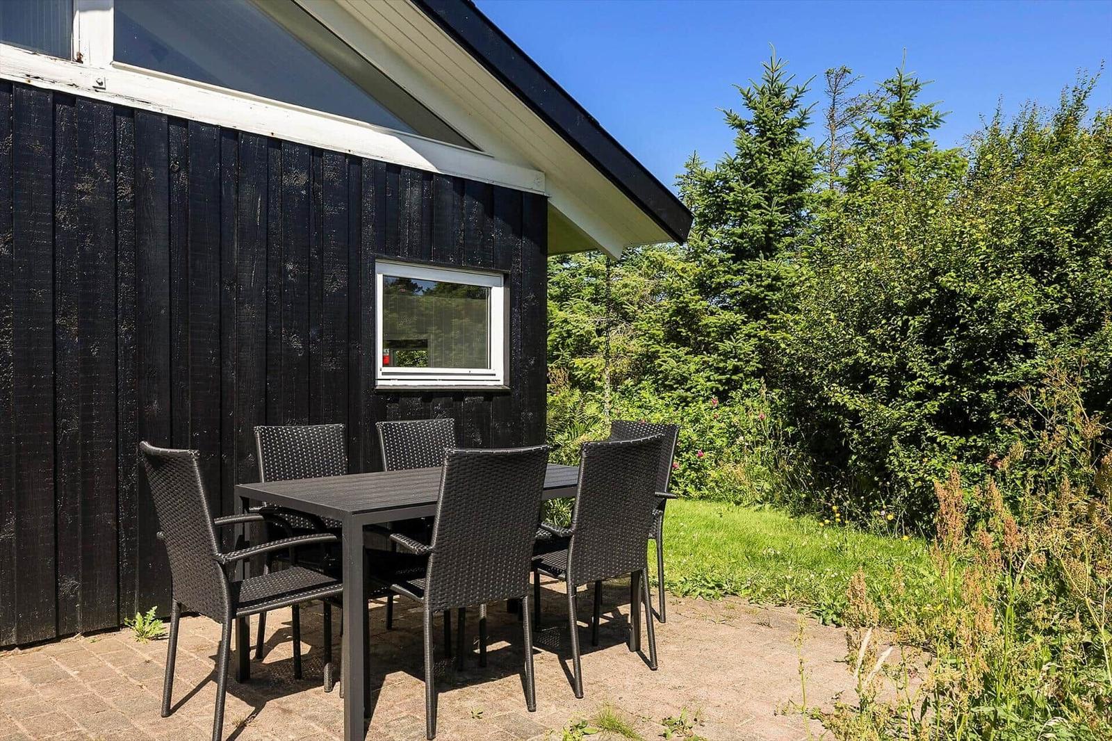 Funktionaler Grundriss mit drei Schlafzimmern, Küche und Bad. Überdachte Terrasse und Garage.
