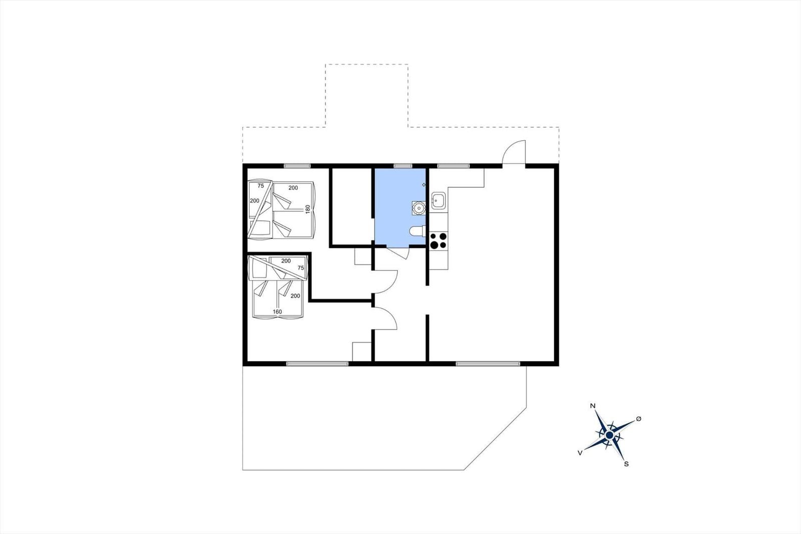 Gelbes Ferienhaus mit Eingangstür, Fenstern und Außentisch. Gras und Kies vor dem Haus.