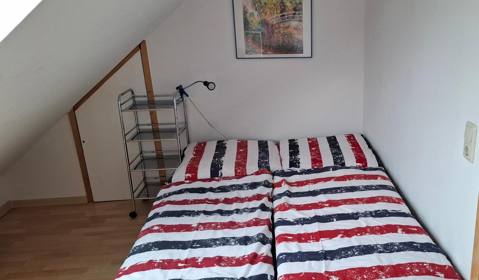 Kleines Schlafzimmer mit einem französischen Bett (1,40x2,00m)