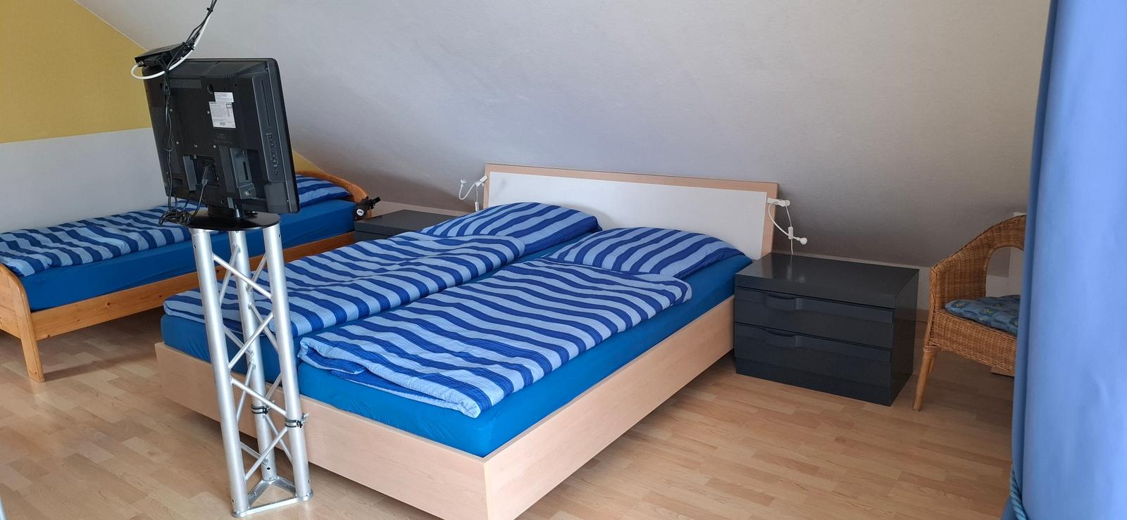 Großes Schlafzimmer mit französischem Balkon