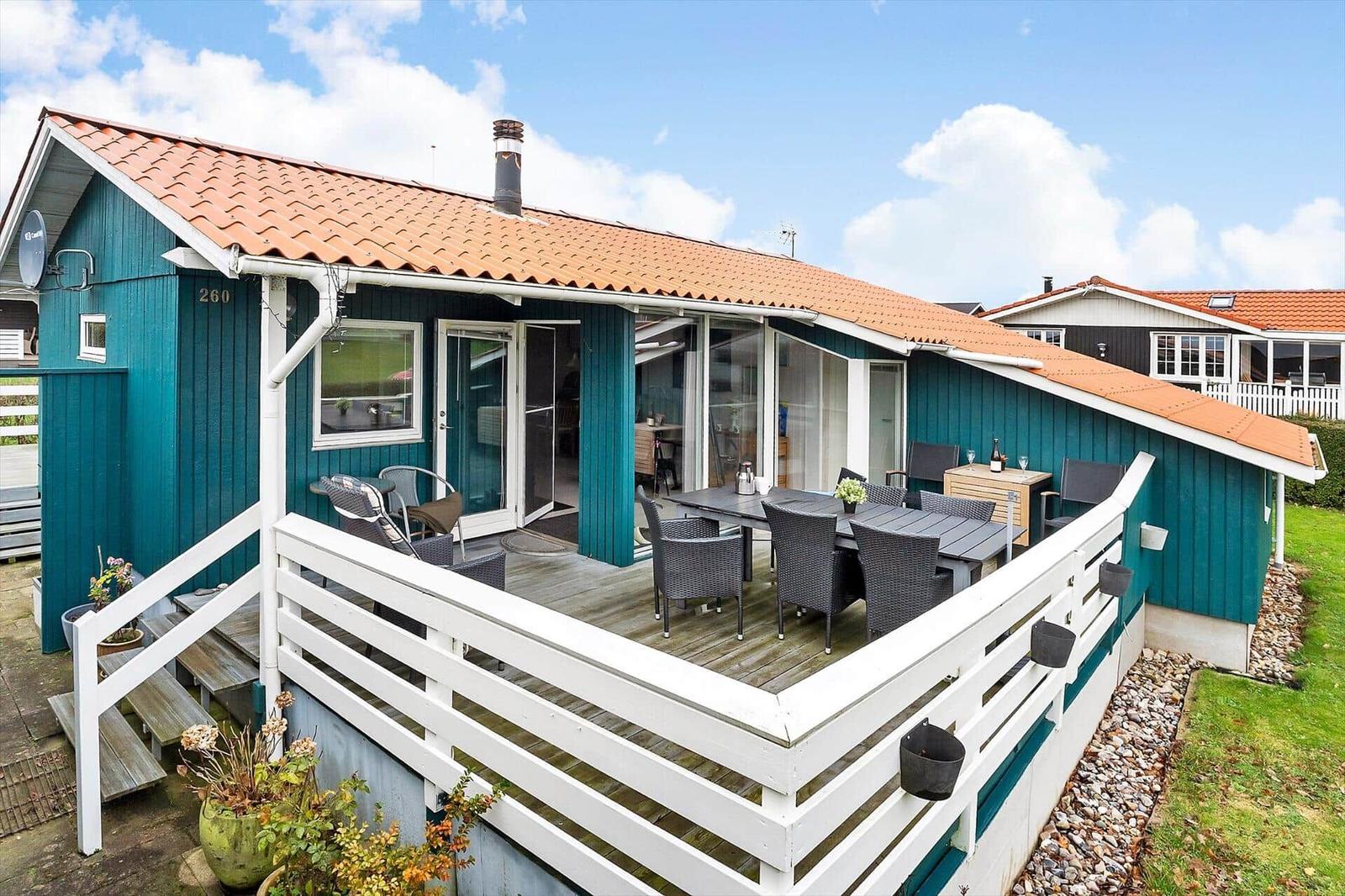 Terrasse mit Tisch, Stühlen und Blick auf Grünflächen