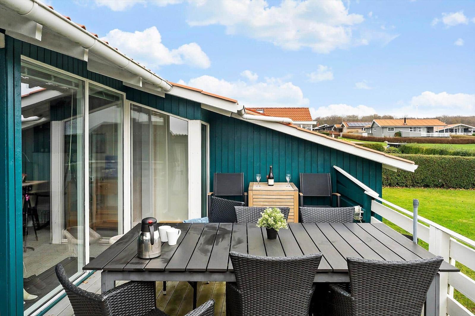 Ausblick auf Hafen mit Booten, Strand und Campingplatz.