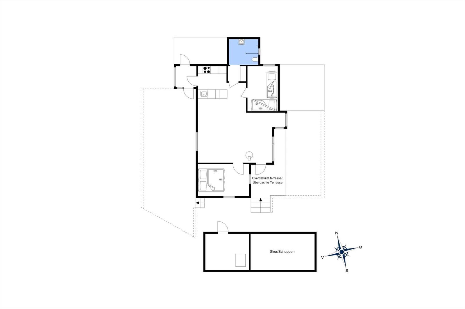 Ein Haus mit Terrasse, grünem Garten und rotem Dach unter blauem Himmel.