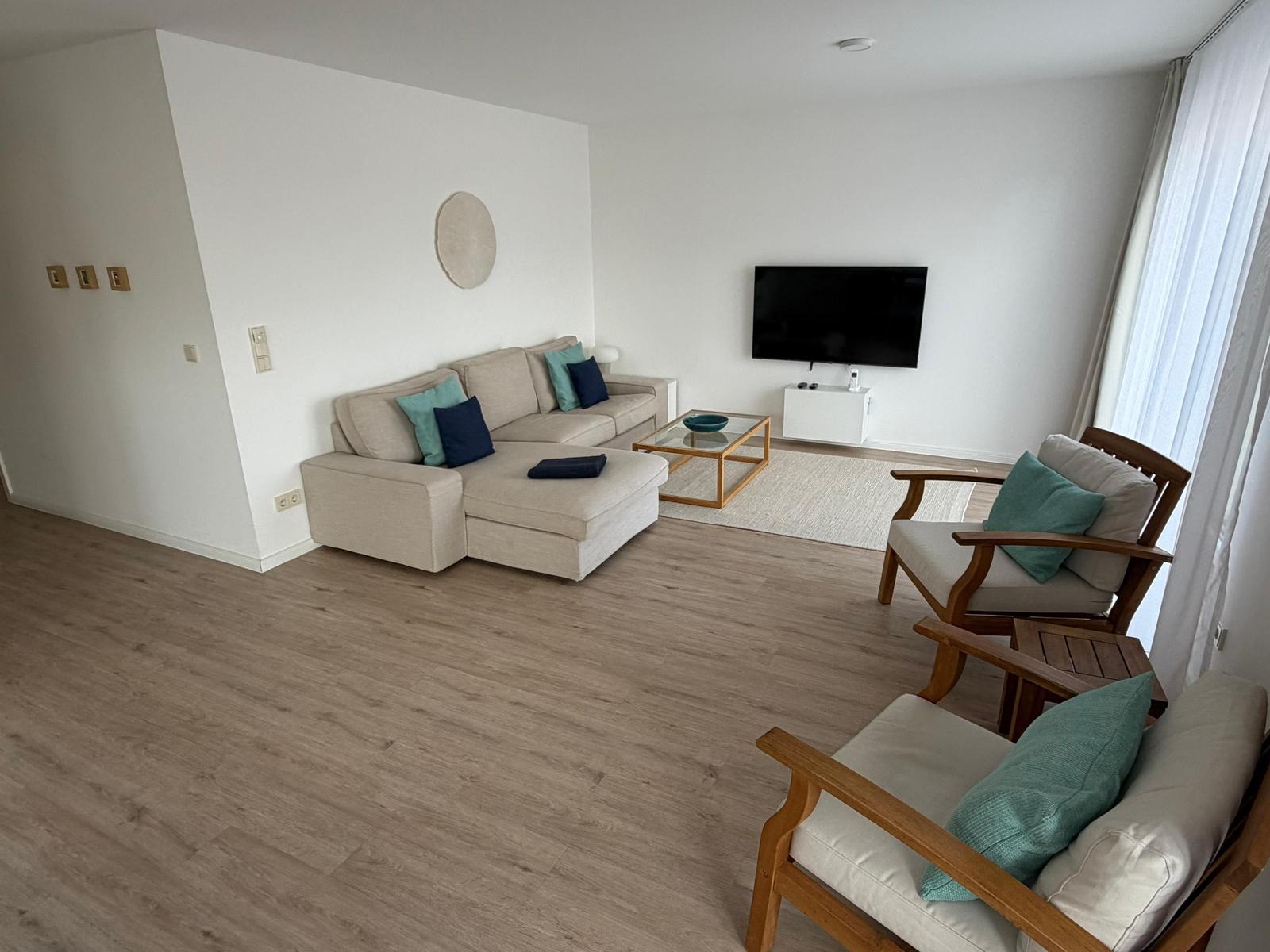 Wohnzimmer: Blick auf Sofa und TV