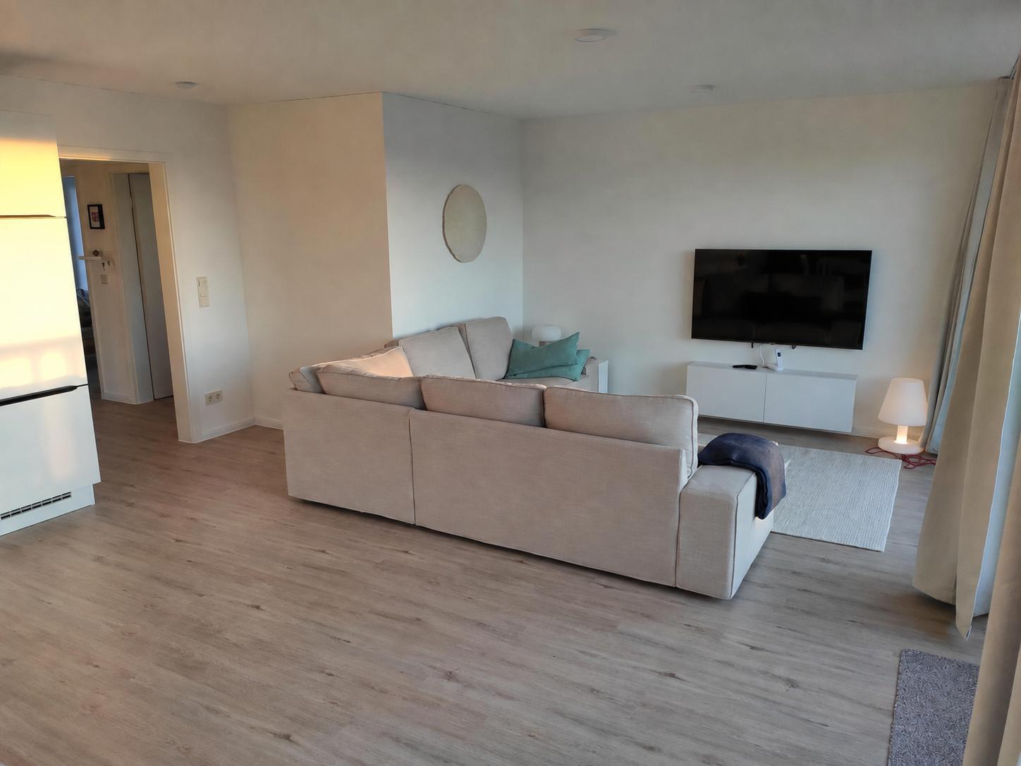 Wohnzimmer: Blick auf Sitzecke und TV
