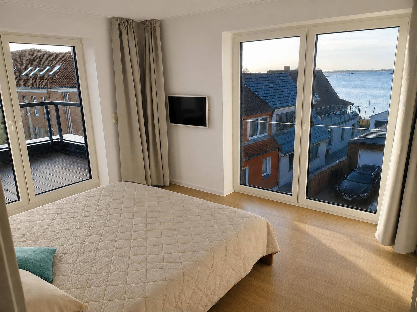 Schlafzimmer: Blick auf den Warder und den Fehmarnsund