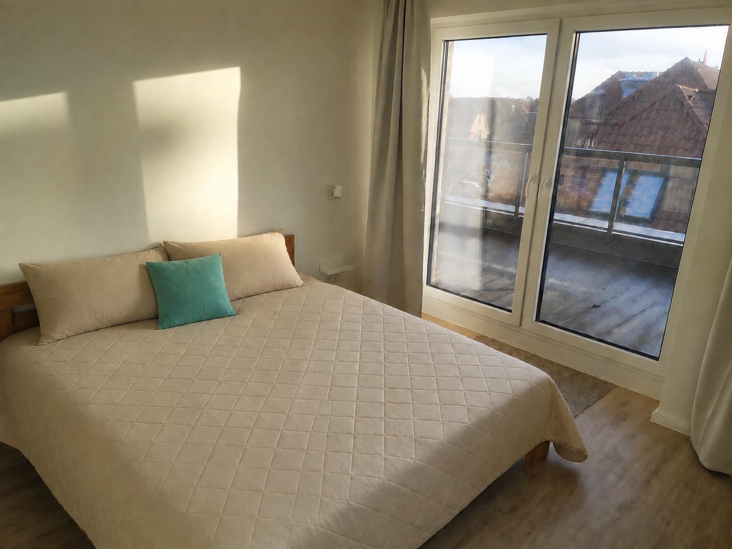 Schlafzimmer: Tür zur Terrasse