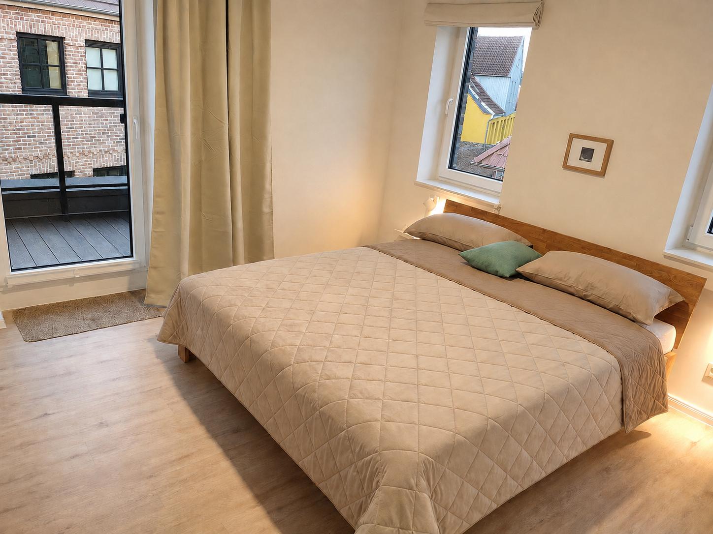 Schlafzimmer mit Doppelbett (2 Matratzen 90 x 200)
