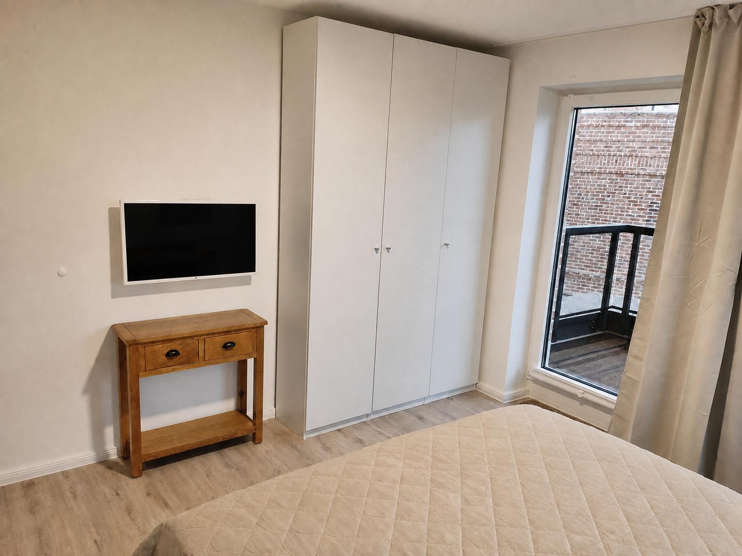 Schlafzimmer mit TV und Durchgang zur Terrasse