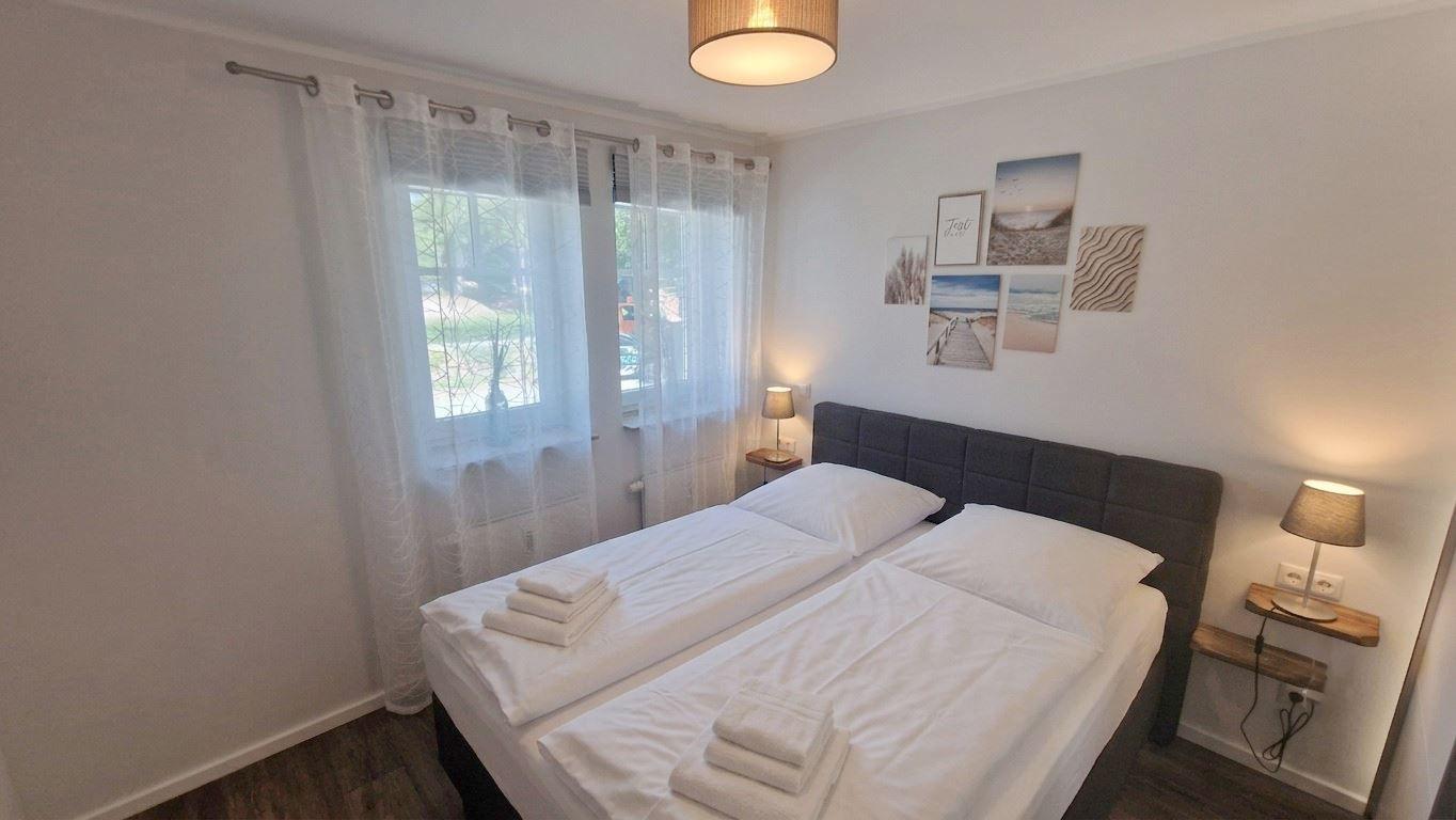 Schlafzimmer Nr.01 mit Fenster...
