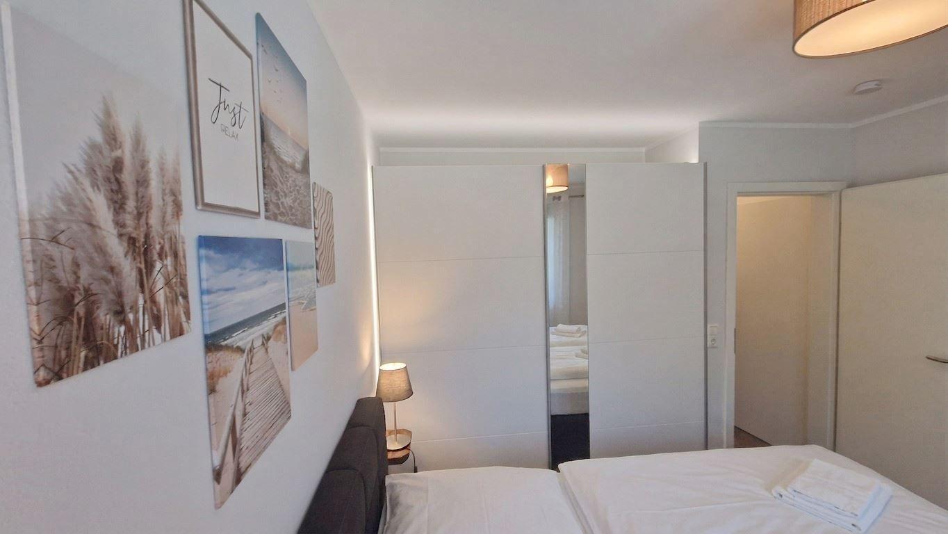 Schlafzimmer Nr.01 mit Kleiderschrank...