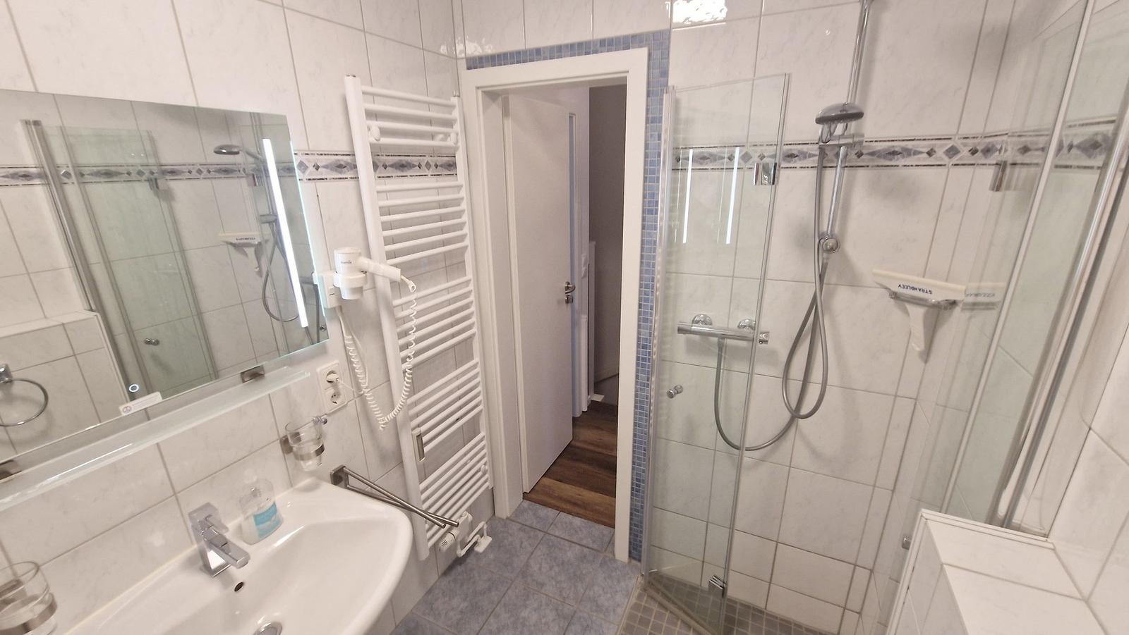 Badezimmer mit ebenerdiger Dusche...