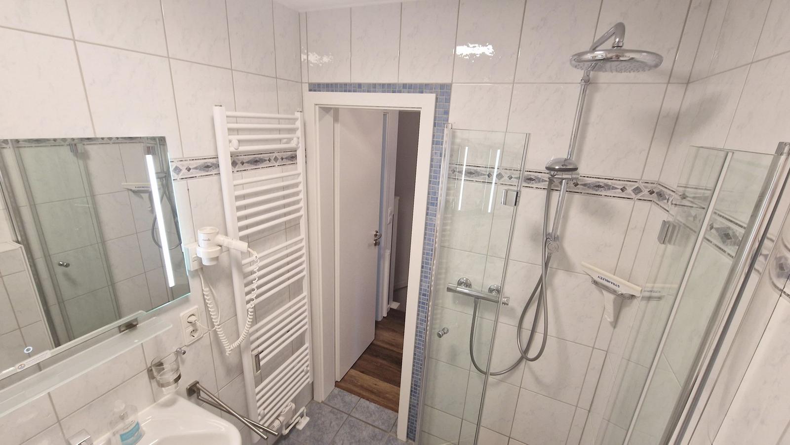 Bad mit Regendusche...