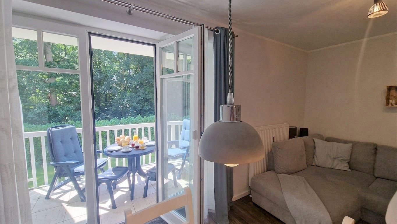 Wohnzimmer mit Blick zum Balkon...