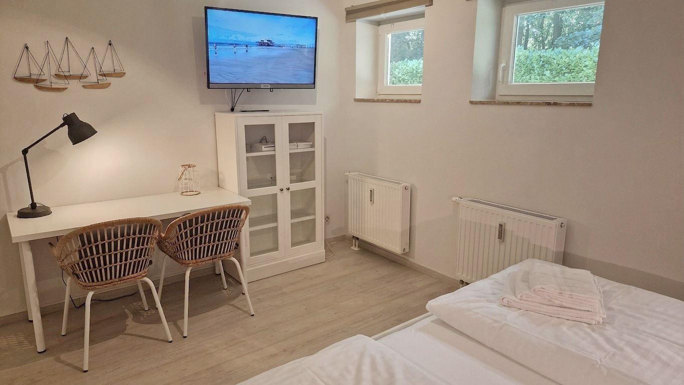 Schlafzimmer Nr.02 mit Arbeitsplatz...