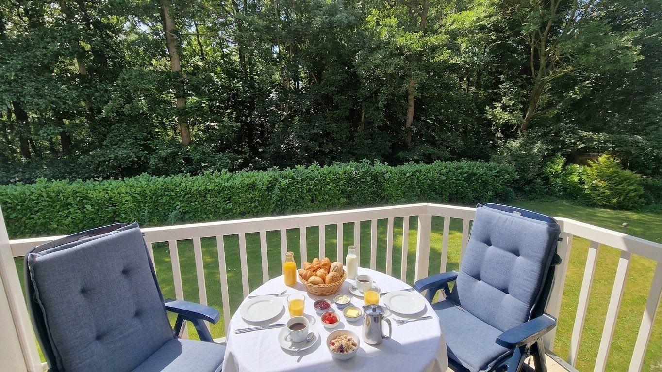 Balkon Strandleev mit Blick in den Garten...
