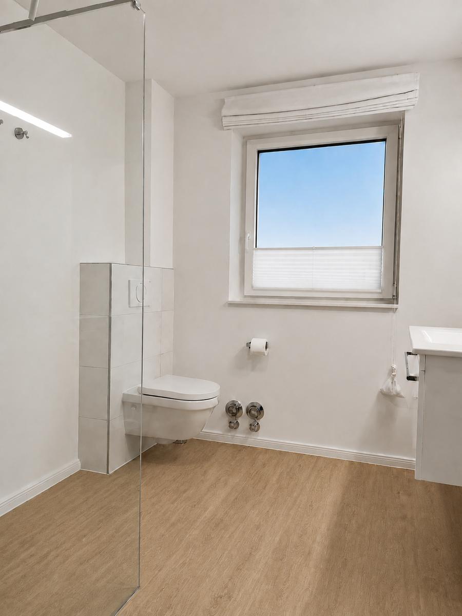 Badezimmer mit Walk-In-Dusche