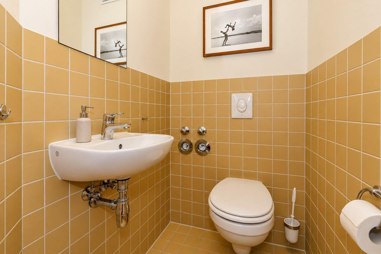 Badezimmer mit Dusche, Waschbecken und runden Fenster