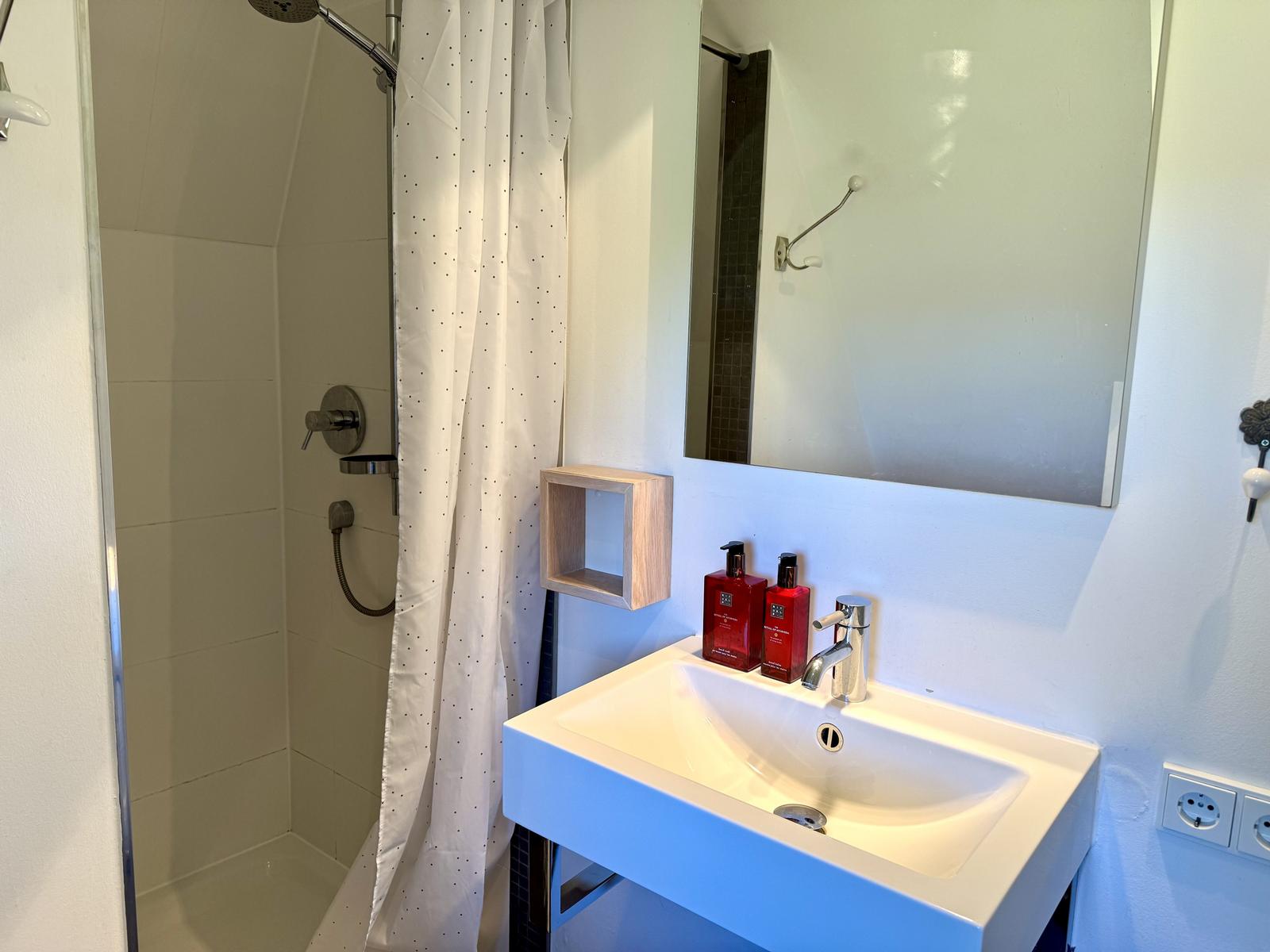 Tageslichtbad mit Dusche und WC