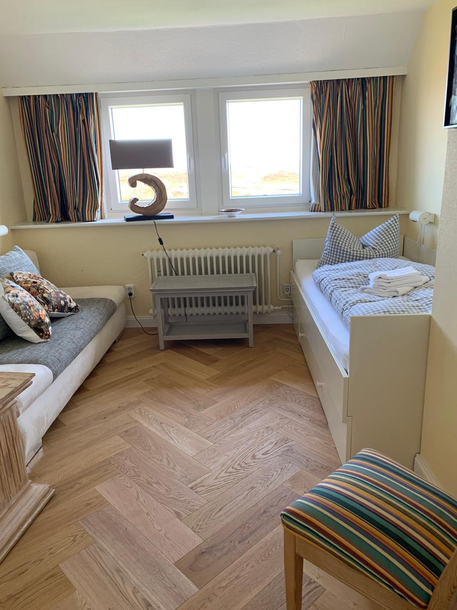 Schlafzimmer mit Einbaubett und Schlafcouch