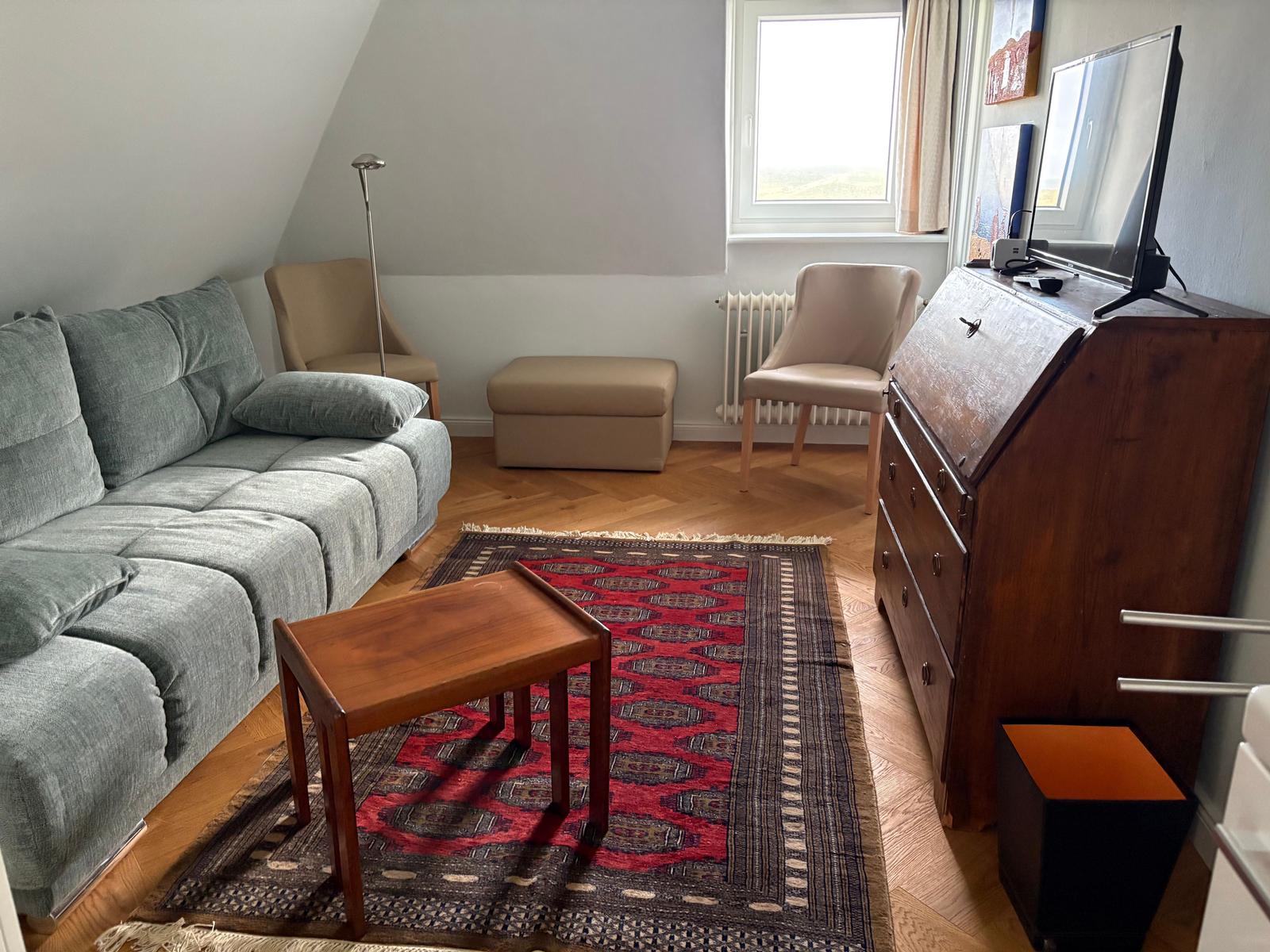 Schlafzimmer mit Schlafsofa bedarfsweise Doppel- und Sekretär
