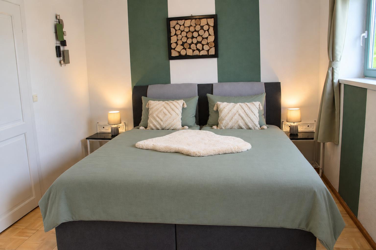 Schlafzimmer 1 mit Boxspringbett