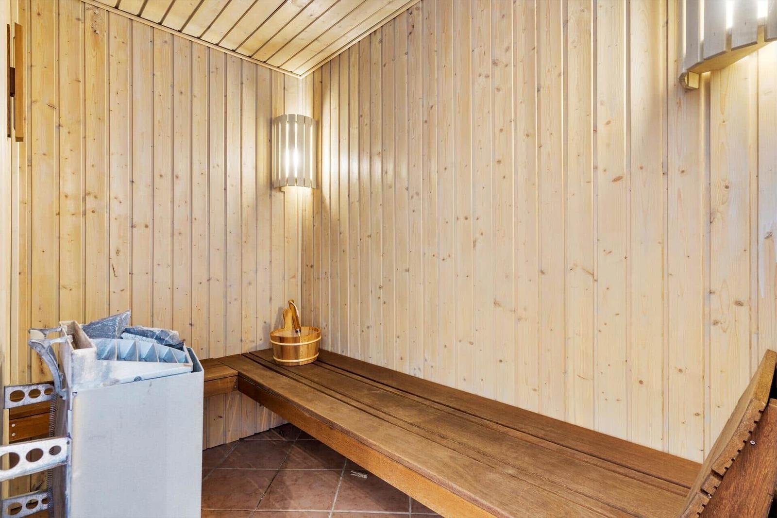 Schlafzimmer mit Bett, Kleiderschrank und Fenster mit Blick nach draußen.