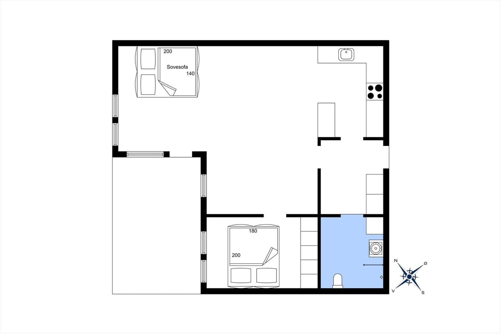 Wohnung mit Schlafzimmer, Küche und Bad. Flur mit Treppenhaus.