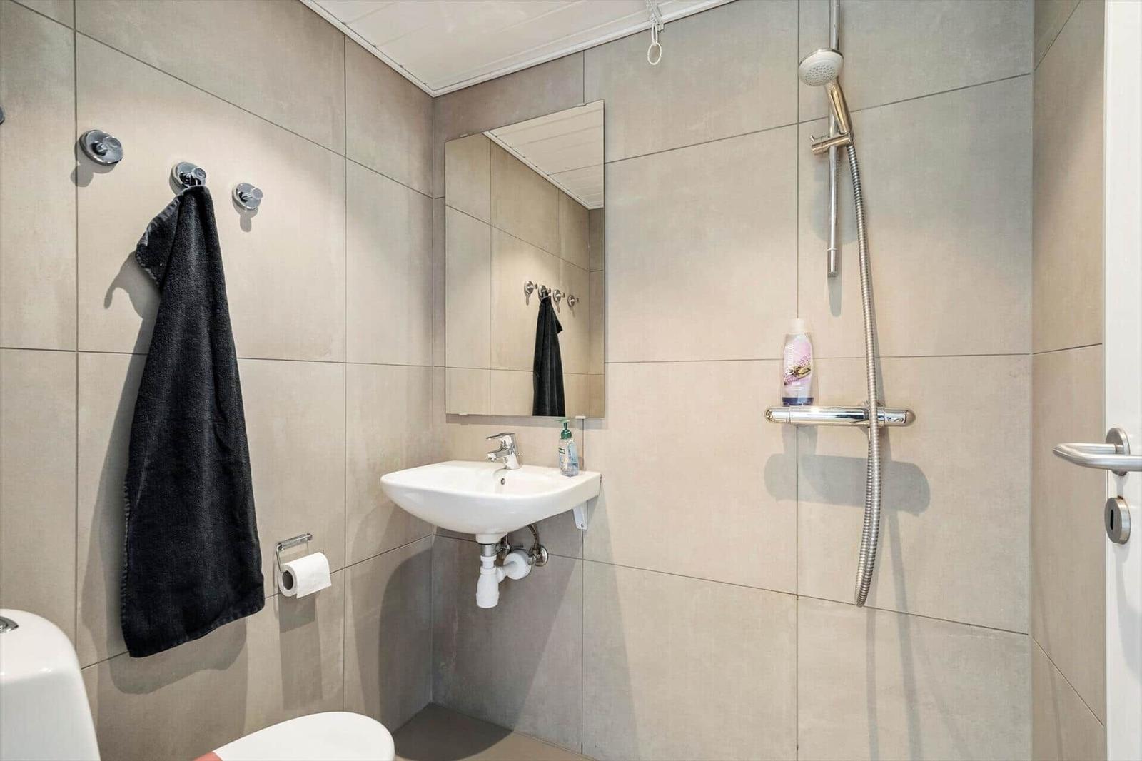 Dies ist die Grundrissansicht einer Ferienwohnung mit mehreren Schlafzimmern und zwei Garderoben.