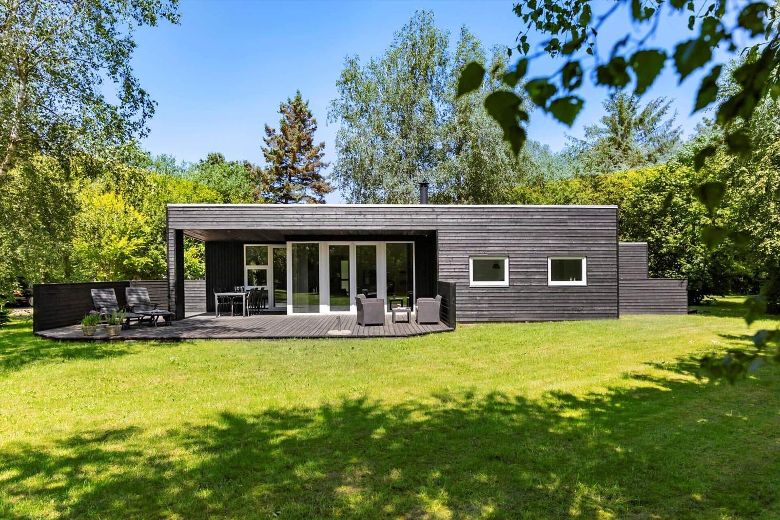 Funktionaler Grundriss mit Schlafzimmern, Küche und überdachter Terrasse.