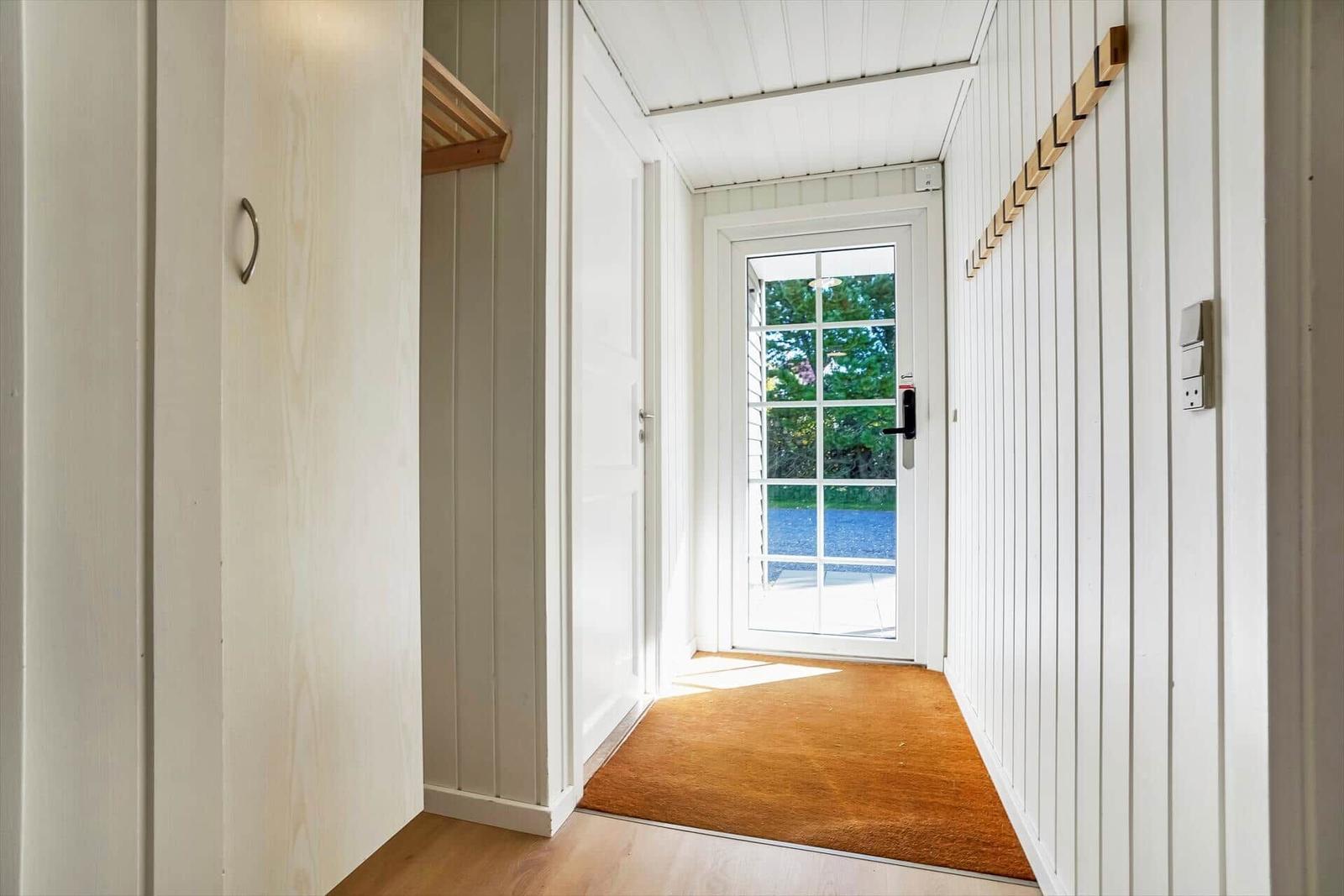 Esszimmer mit Tisch, Stühlen und Treppe zur oberen Etage.