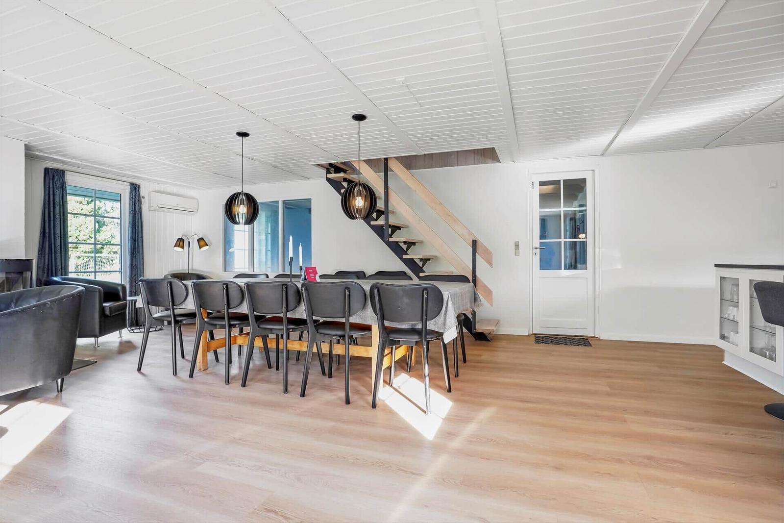 Ein Haus mit dunklem Dach und Terrasse im Garten. Fußballtor und Grillplatz sind vorhanden.