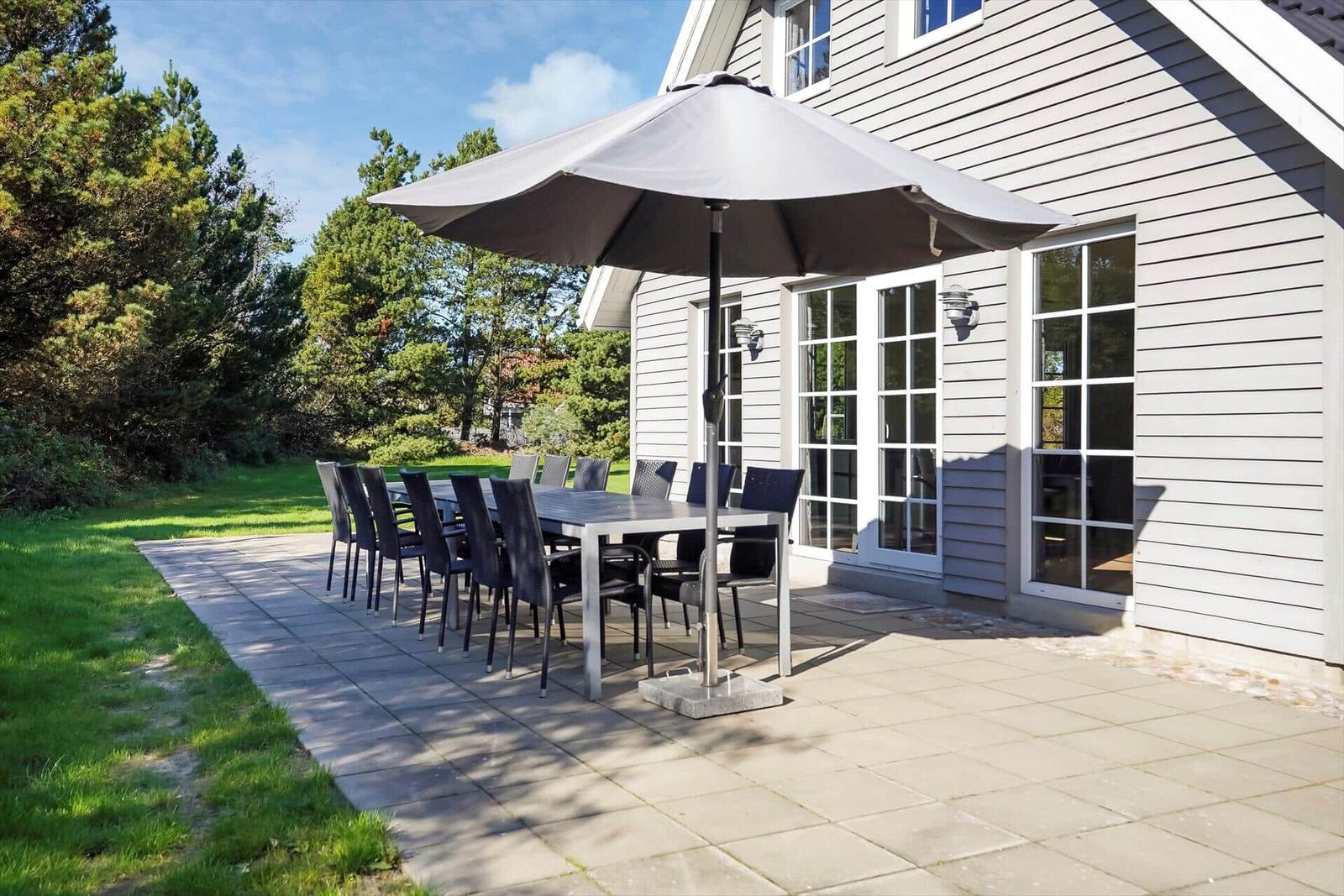 Haus mit Terrasse, Garten und Grillplatz. Hinterhof mit Spielplatz und Grillmöglichkeit.