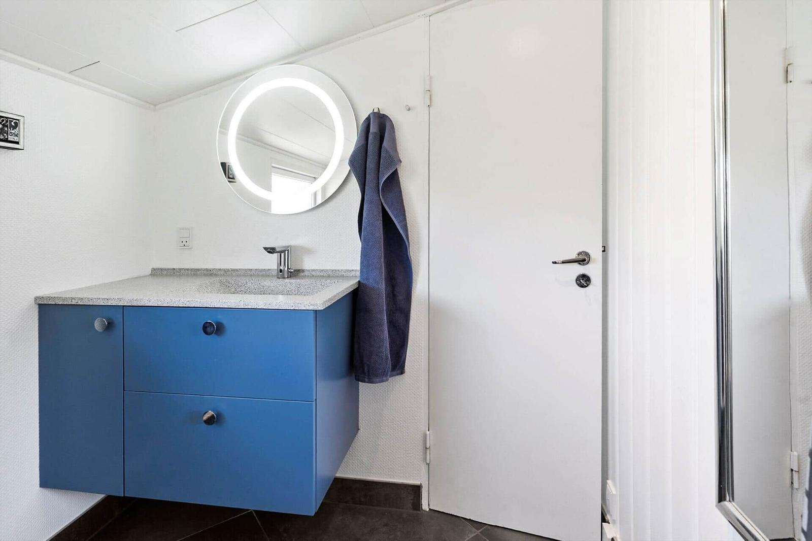 Wohnung mit drei Schlafzimmern, Küche und Bad. Flur und Toilettenbereich eingezeichnet.