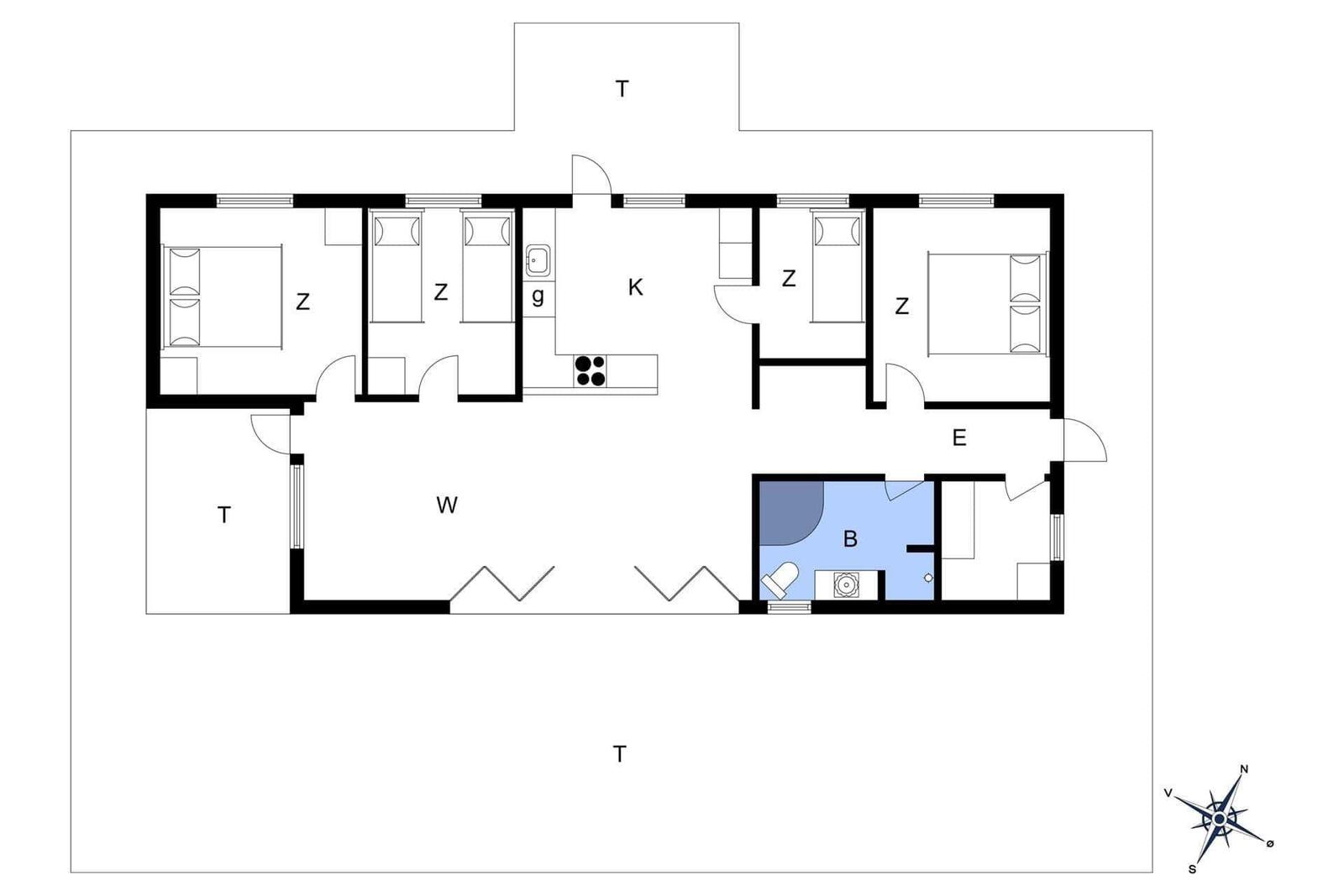 Schlafzimmer mit Bett, Fenster und zwei Wandbildern.
