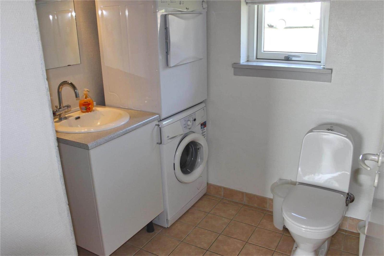 Bad mit Waschmaschine, Trockner, Toilette und Fenster