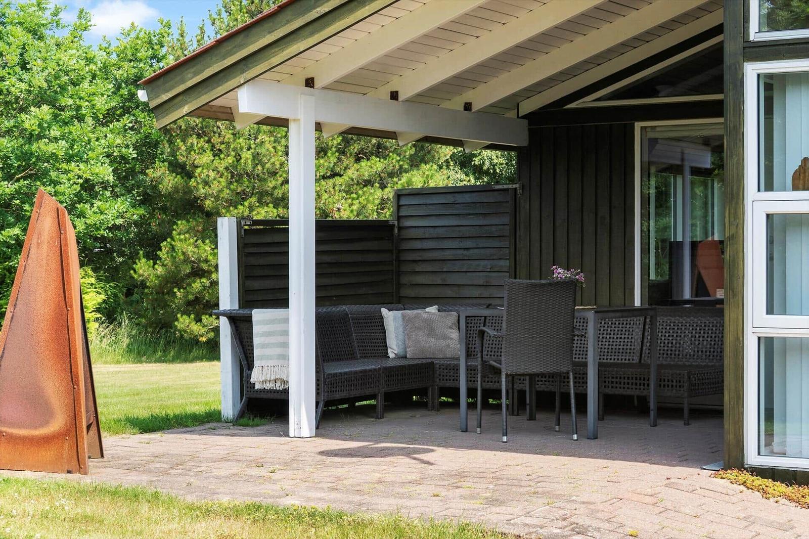 Wohnung mit Küche, Bad, Schlafzimmer und Wohnbereich mit Maßangaben.