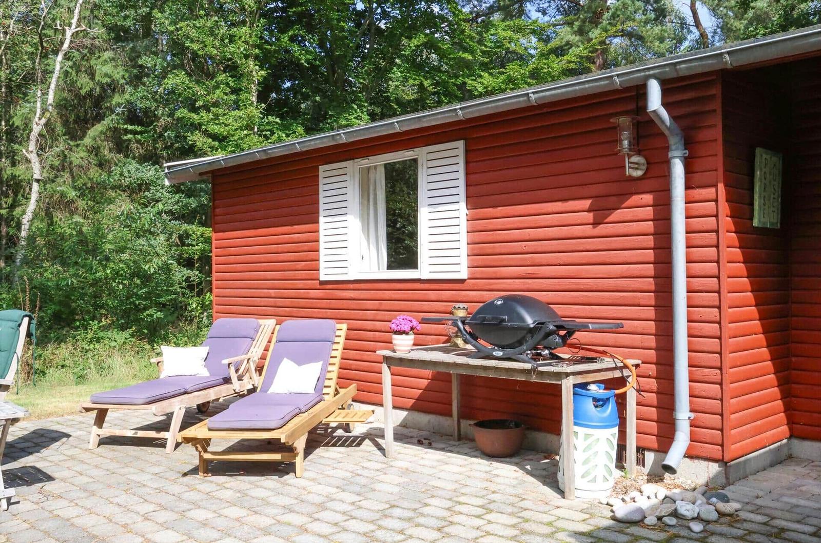 Esszimmer mit Holztisch, Stühlen und Blick auf Garten
