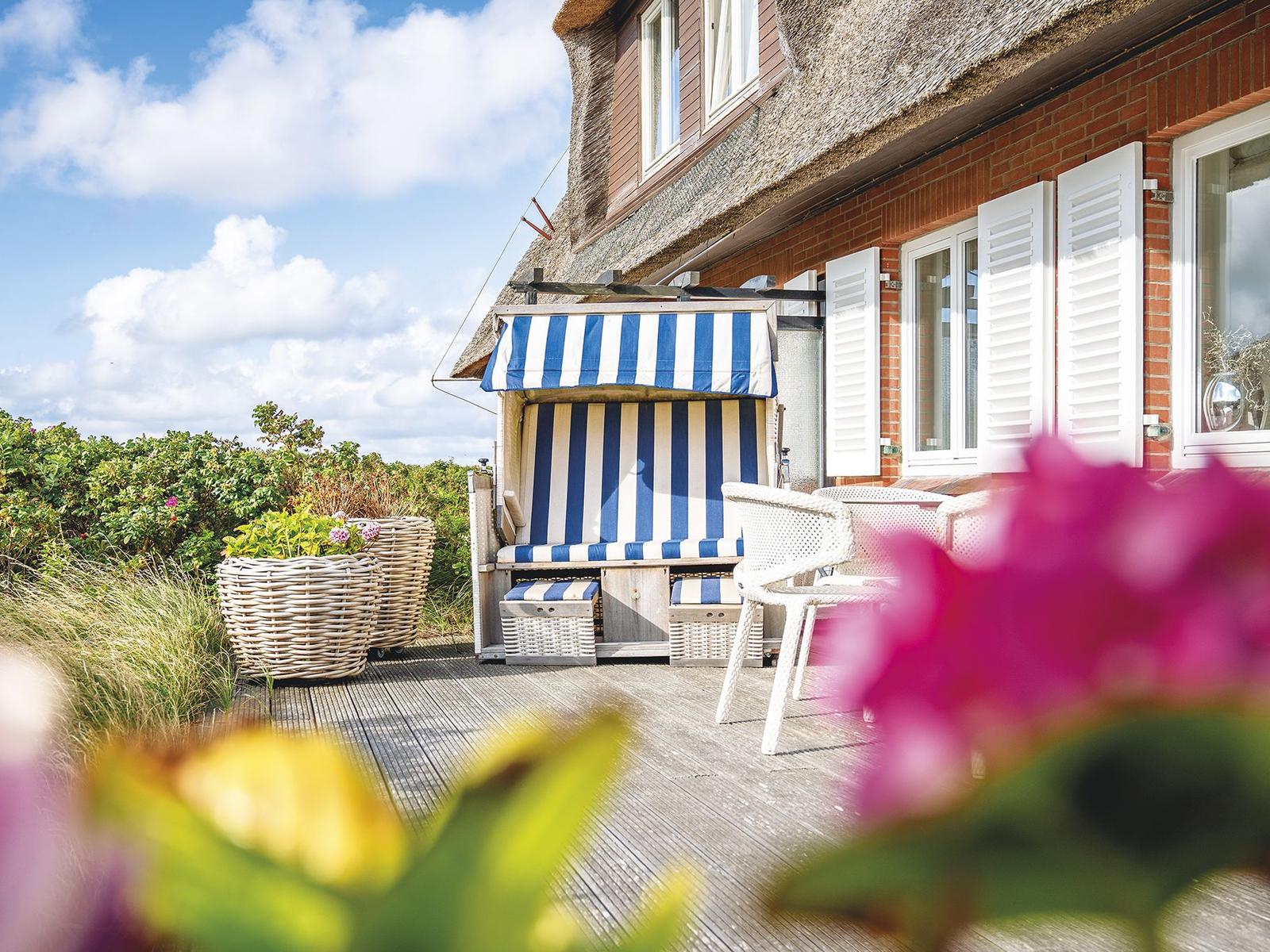 Westterrasse mit Strandkorb