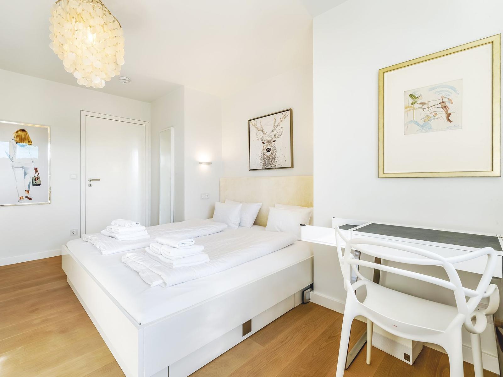 Doppelschlafzimmer mit kleinem Arbeitsplatz
