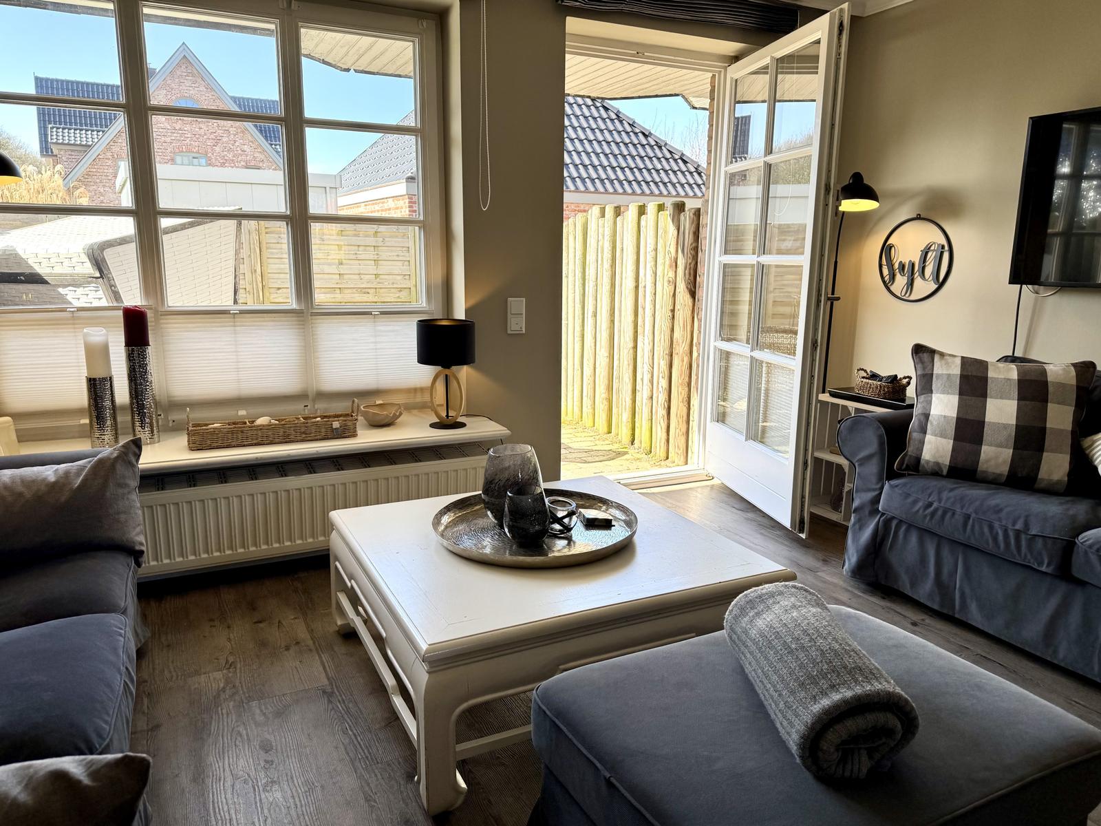 Wohnzimmer mit Zugang zur Terrasse
