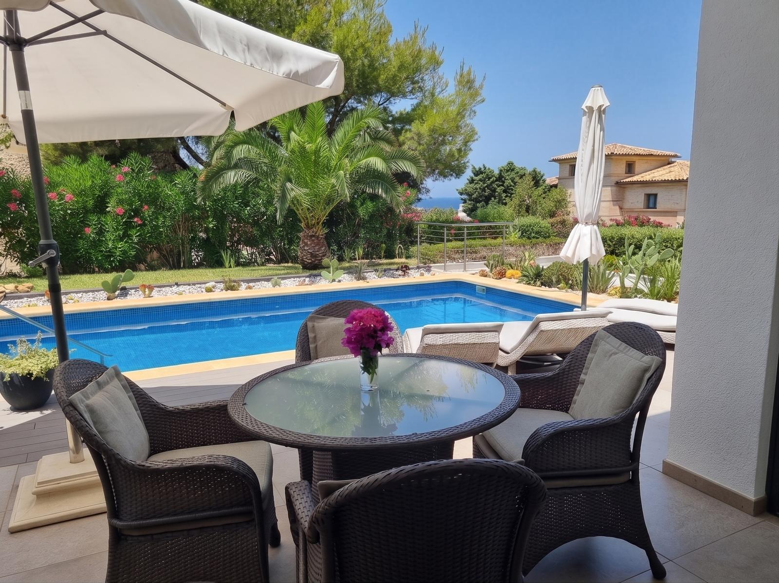 Terrasse am Pool mit Meerblick