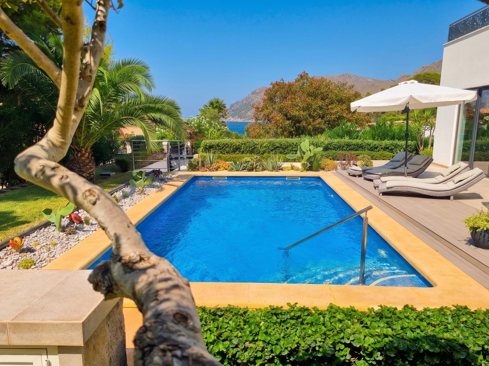 Pool mit Meerblick